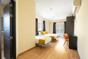 a living room with a bed and a couch at Hotel Alda Borox in Borox