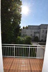 einen Balkon mit einem weißen Zaun vor einem Gebäude in der Unterkunft Glück Auf Appartements Hillerstraße Köln in Köln