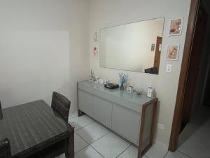 ห้องน้ำของ Praia das Astúrias - WI-FI e AR CONDICIONADO NOS QUARTOS