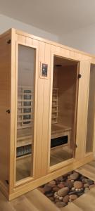 un armario de madera con 2 puertas de cristal en Apartament nad zalewem 217, en Serock