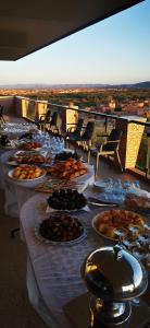 una línea de buffet con platos de comida en las mesas en Hotel Saghro, en Tinerhir