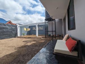 Elizabeth Home في أروشا: غرفة معيشة مع أريكة أمام المنزل