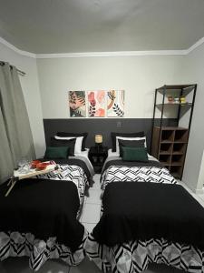 um quarto com duas camas e uma mesa em Apartamento 313A Deslumbrante! em Ribeirão Preto