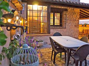 Une table et des chaises en bois sont disponibles sur la terrasse. dans l'établissement Casa Rural Las Tainas de Carabias, à Carabias