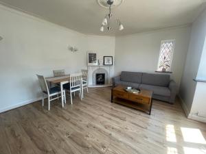 - un salon avec un canapé et une table dans l'établissement Cozy bungalow in great location, 