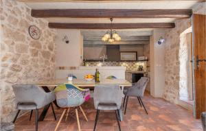 Posezení v ubytování Four-Bedroom Holiday Home Zmijavci With A Fireplace 09