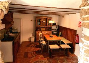 cocina con mesa y sillas en una habitación en Casa los chaparrales, en Los Anchos
