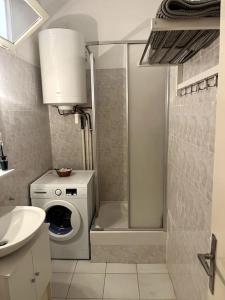 卡西斯的住宿－Le Pêcheur，带淋浴和洗衣机的浴室