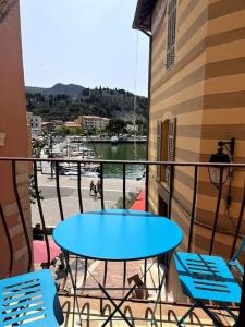 un tavolo e sedie su un balcone con vista sul porto di Le Pêcheur a Cassis