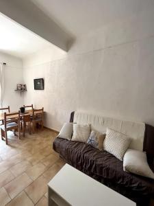 卡西斯的住宿－Le Pêcheur，客厅配有沙发和桌子