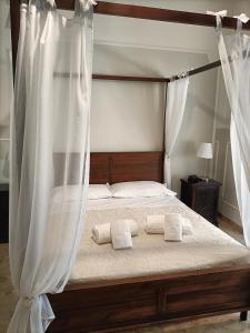 1 dormitorio con 1 cama y 2 toallas blancas en Al Teatro, en Verona