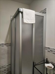 a shower with a towel on top of it in a bathroom at Al Teatro in Verona