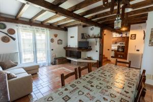 een woonkamer met een tafel en een bank bij Casa vacanze “Le noci” in SantʼEufemia a Maiella