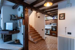 een woonkamer met een trap en een keuken bij Casa vacanze “Le noci” in SantʼEufemia a Maiella