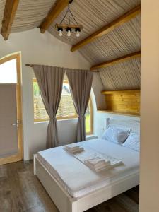 1 dormitorio con 1 cama con techo de madera en Complex Andris en Murighiol
