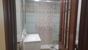 Koupelna v ubytování Cosy Sea View Apartment