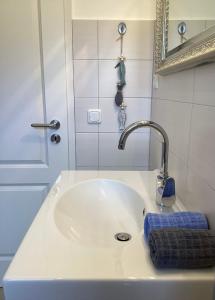 Bilik mandi di Ferienwohnung-Eidernest +23 gambar