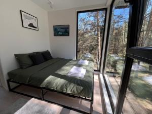 Postel nebo postele na pokoji v ubytování Treehouse Virš Bedugnės