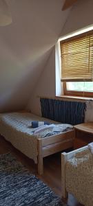 1 dormitorio con 2 camas y ventana en Barackvirág Apartmanház en Vonyarcvashegy