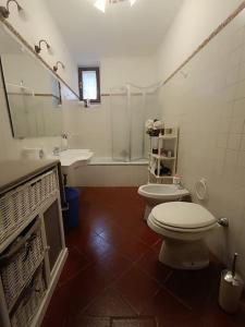 La salle de bains est pourvue de toilettes, d'un lavabo et d'une baignoire. dans l'établissement Casa storica in borgo medioevale, à Segni