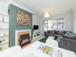 a living room with a couch and a fireplace at Pass the Keys 2BDR Peaceful Ground Floor Apartment Free Parking in Wokingham