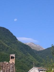 Vista generica sulle montagne o vista sulle montagne dall'interno della stanza in casa privata