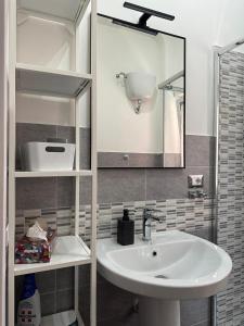 y baño con lavabo y espejo. en A&M house, en Roma