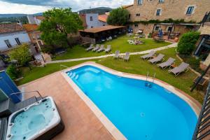 Bazén v ubytovaní Hotel Sant Joan alebo v jeho blízkosti