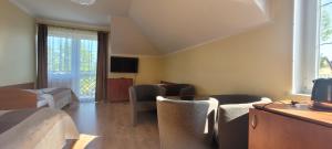 ein Hotelzimmer mit einem Bett und einem TV in der Unterkunft Bumerang pokoje gościnne in Ustronie Morskie