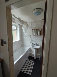 La salle de bains est pourvue d'une baignoire et d'un lavabo. dans l'établissement A&A Luxury Stay Noble Street, à Sunderland