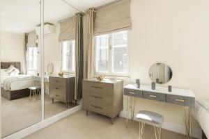 a bedroom with a dressing table and a mirror at Fabulous House near Harrods and the Science Museum in London