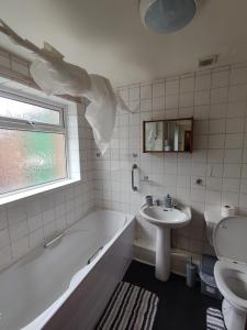 La salle de bains est pourvue d'une baignoire, d'un lavabo et de toilettes. dans l'établissement A&A Luxury Stay Noble Street, à Sunderland