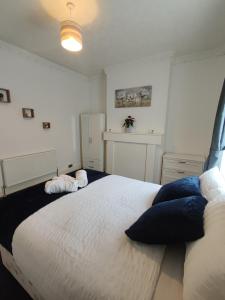 - une chambre avec un grand lit blanc et des oreillers dans l'établissement A&A Luxury Stay Noble Street, à Sunderland