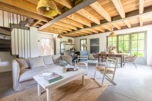 una sala de estar con un sofá y una mesa en La Bergerie, en Argelès-sur-Mer