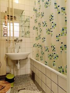y baño con lavabo y espejo. en Apartmaji Sofia, en Maribor