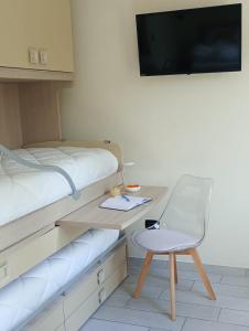 Cette chambre comprend un bureau, un lit et une chaise. dans l'établissement Il Sottobosco, à Satriano di Lucania