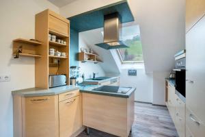 una pequeña cocina con fregadero y ventana en Im Rodeck Nest, en Kappelrodeck