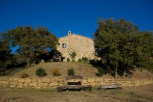 uma casa de pedra no topo de uma colina em Lovely Country House em Fontignano