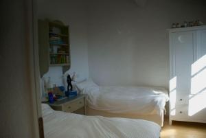 um quarto com 2 camas, uma secretária e uma janela em Lovely Country House em Fontignano