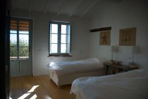 um quarto com 2 camas e uma janela em Lovely Country House em Fontignano