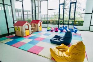 uma área recreativa para crianças com brinquedos no chão em Tropical Style @JB Mosaic(HighFloor)10-13pax 65'TV em Johor Bahru