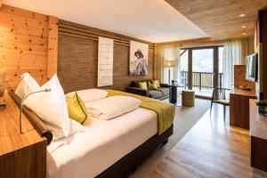 una camera con un grande letto di Andreus Resorts a San Leonardo in Passiria