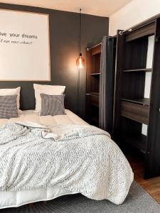 Säng eller sängar i ett rum på Le cocon Blånc Metz - T2 - Parking privé - Balcon - Nouvelle Ville, Gare - 2 à 4 personnes
