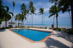 Bazén v ubytování Lime N Soda Beachfront Resort nebo v jeho okolí