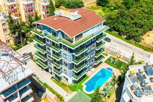 una vista aérea de un edificio con piscina en Sea Pearl flat en Avsallar