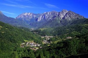 a view of a valley with mountains in the background at CASALIDIA monolocale in Valli del Pasubio