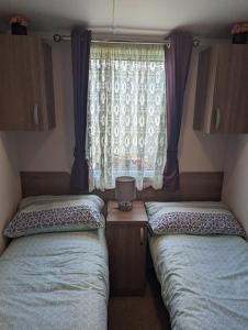 Postel nebo postele na pokoji v ubytování Panoramic Views Relaxing Caravan Littlesea Haven Weymouth