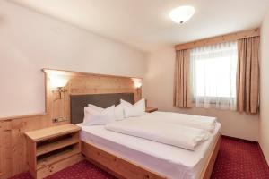 A bed or beds in a room at Panorama Appartements Még 37 kép