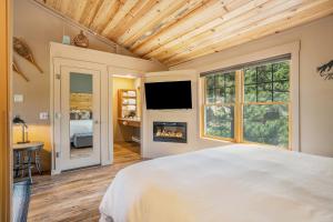 - une chambre avec un lit et une cheminée dans l'établissement Solitude Longs Peak Suite 201 - Estes Park studio, à Estes Park