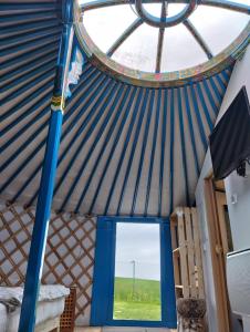 una vista dall'interno di una yurta con finestra di Jurta na zvířecí farmě 